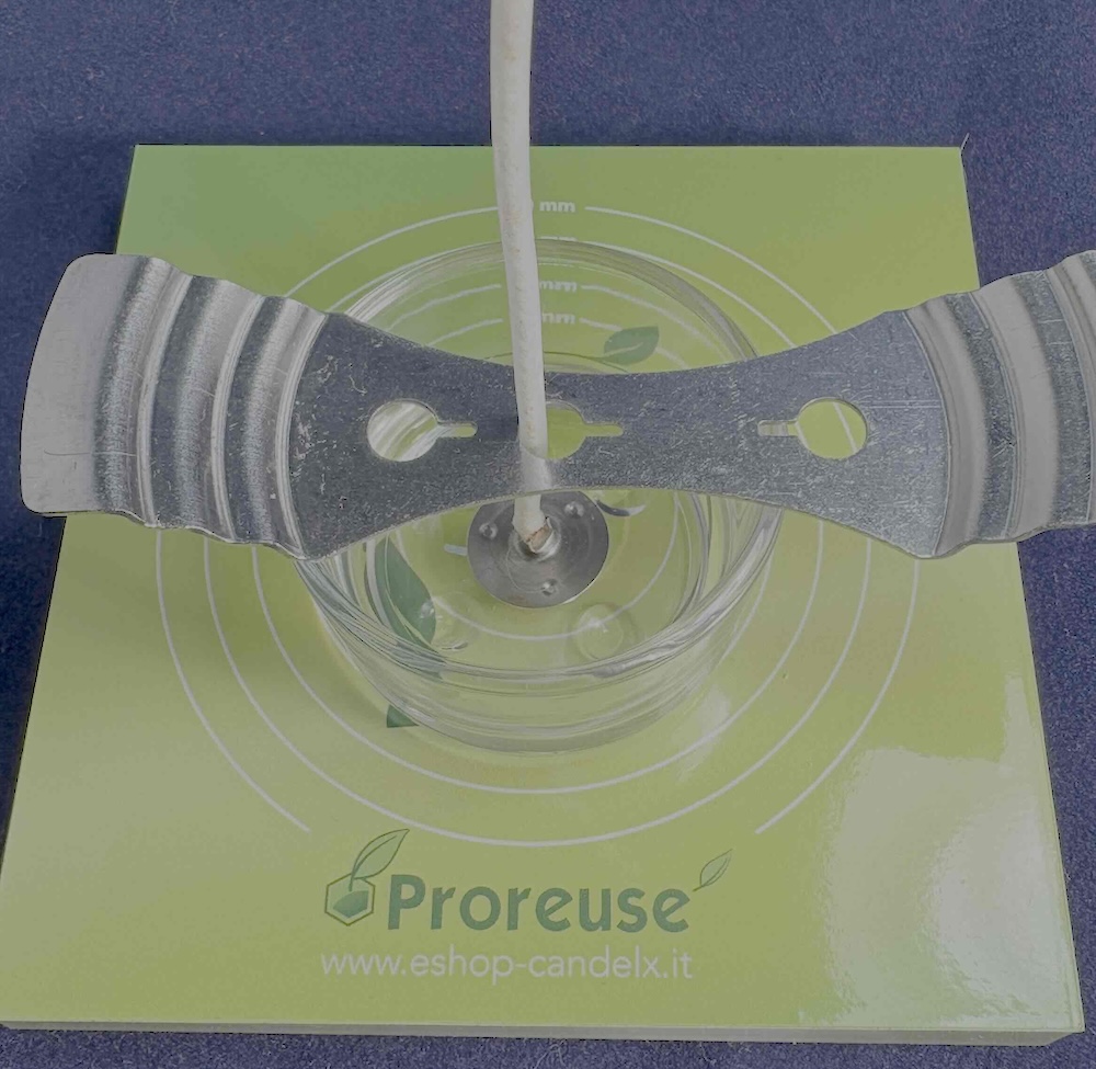 Adesivo magnetico per stoppini candela